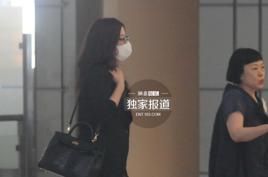 趙薇攜女現(xiàn)身機場為防偷拍分開而行