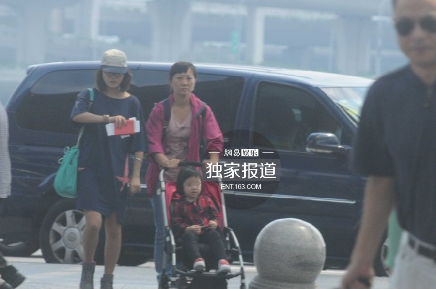 趙薇攜女現(xiàn)身機場為防偷拍分開而行