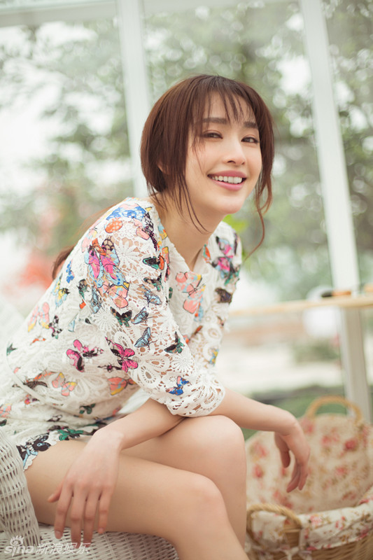 張儷拍清新淡雅寫真優(yōu)雅氣質(zhì)顯魅力