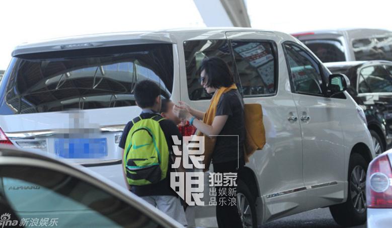 琳攜兩子出游 兒子爭推行李