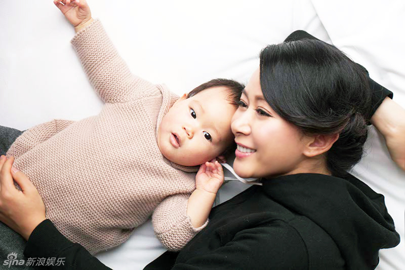 張恒攜女登雜志享受親子陽(yáng)光