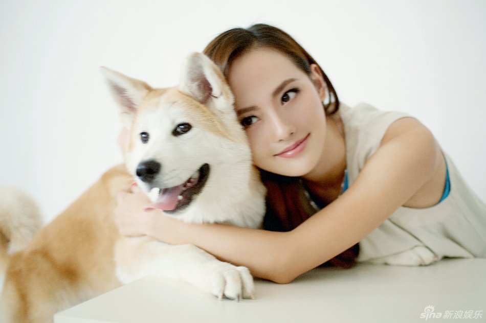 張嘉倪與狗狗親密寫(xiě)真為保護(hù)動(dòng)物代言