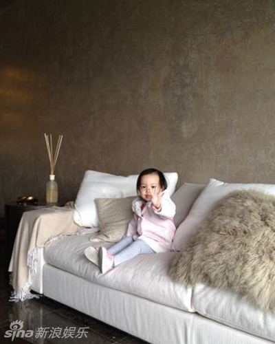 趙薇愛女小四月成長(zhǎng)記錄撒嬌賣萌惹人愛