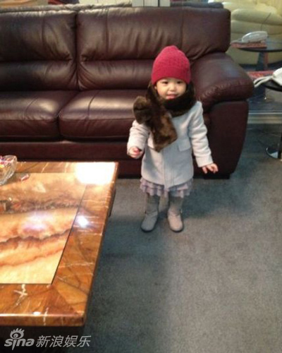 趙薇愛女小四月成長(zhǎng)記錄撒嬌賣萌惹人愛