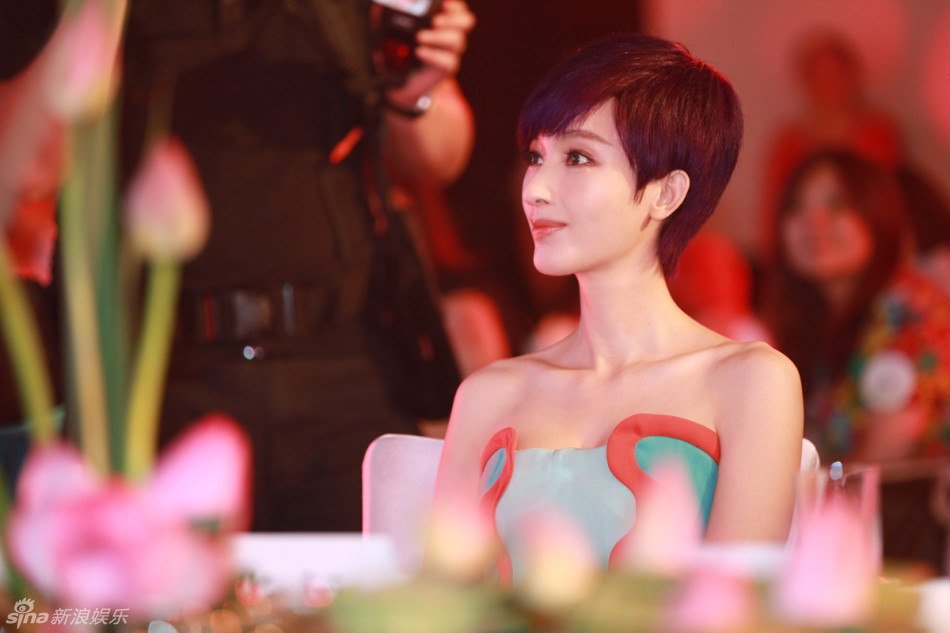 張儷抹胸連體褲亮相時(shí)尚活動(dòng)