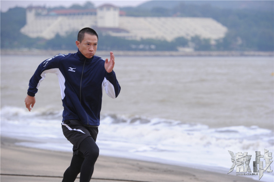 "激戰"曝張家輝訓練照海邊扛油桶石墩