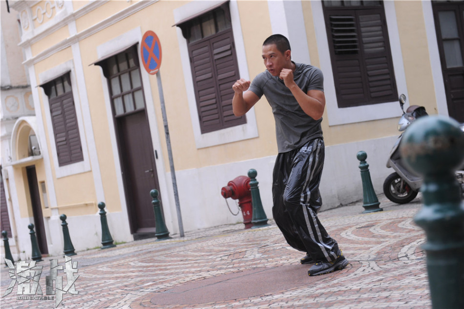 "激戰"曝張家輝訓練照海邊扛油桶石墩