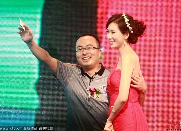 林志玲低胸撈金 遭男粉絲熊抱