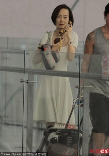 魯豫白裙現身機場