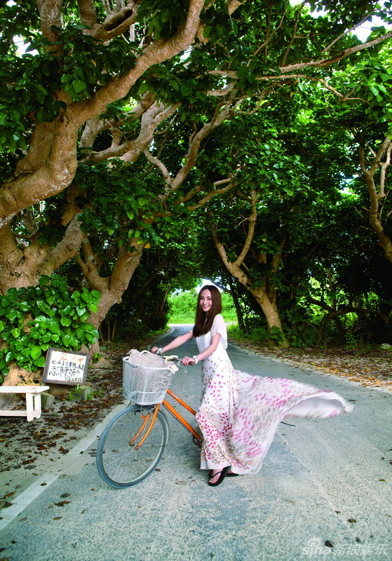 姚笛清新旅游寫真釋放快樂情緒