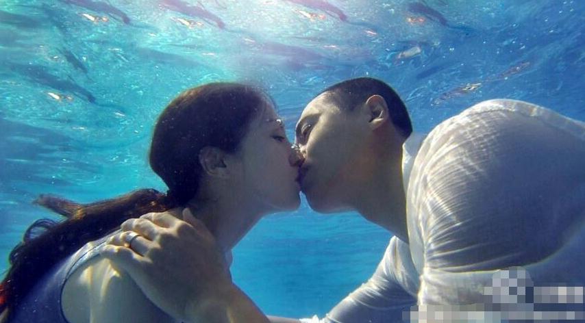 董璇高云翔慶結(jié)婚兩周年海底擁吻