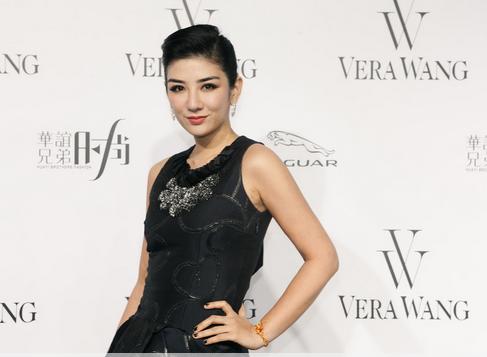 黃奕談心中完美婚紗秀黑裙典雅