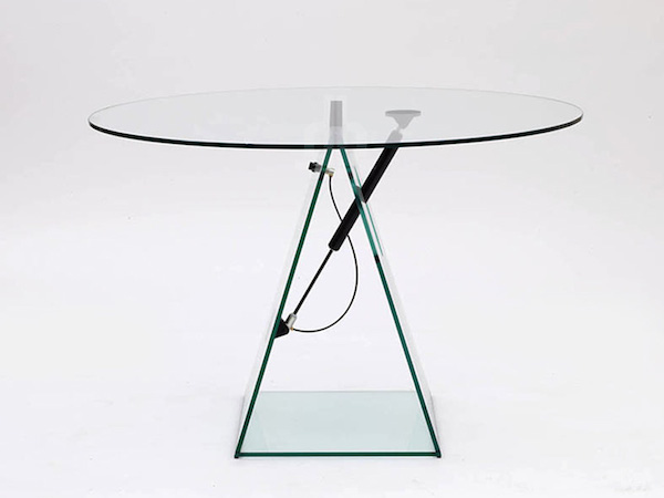 泛著冰冷工藝美的玻璃家具