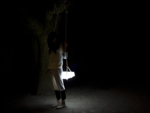 搖曳溫暖的秋千燈