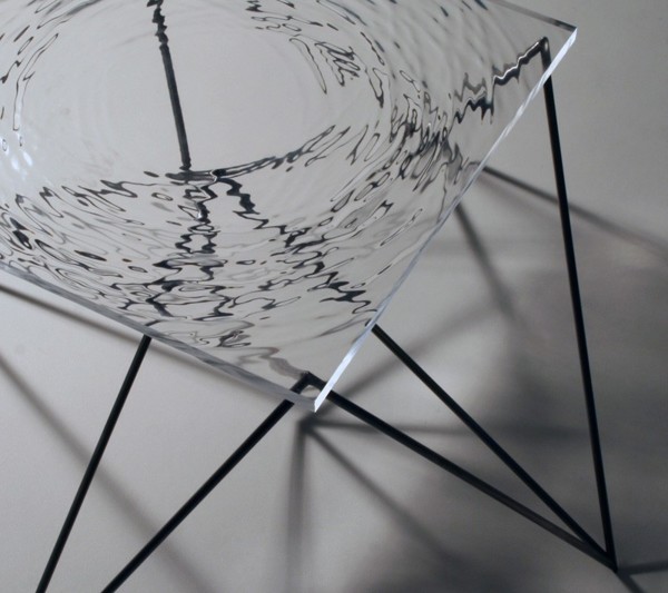 泛著水波的桌子