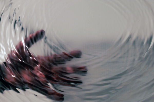 泛著水波的桌子