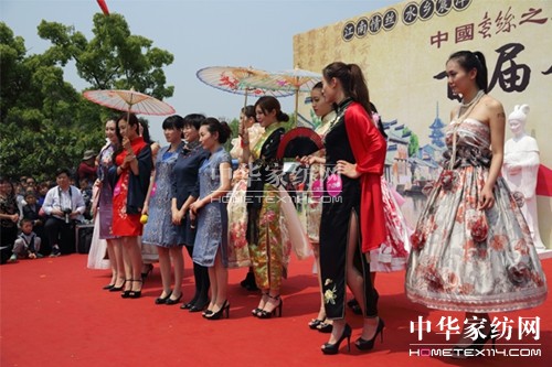 太湖雪參加首屆蠶花節(jié)真絲套件秀驚艷全場(chǎng)