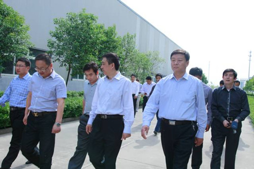 山東企業家代表蒞企觀摩玖久絲綢