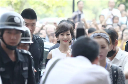 趙雅芝驚艷亮相博洋家紡寧波杉井奧特萊斯專賣店三周年現(xiàn)場