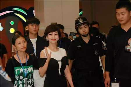 趙雅芝驚艷亮相博洋家紡寧波杉井奧特萊斯專賣店三周年現(xiàn)場(chǎng)