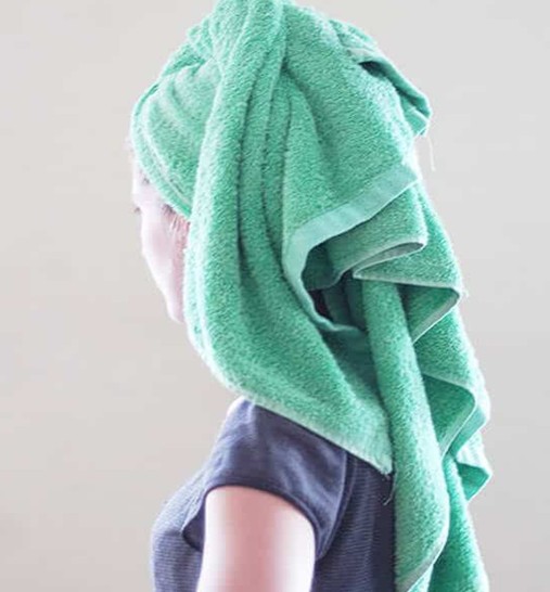 美浴生活:教程——洗澡后如何用浴巾包住頭發(fā)