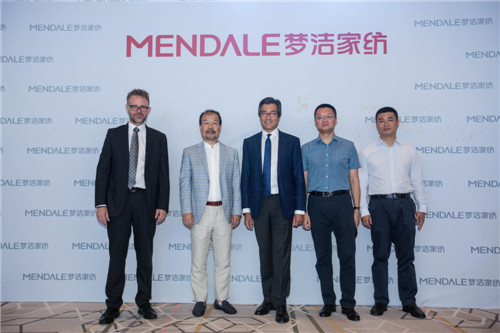 夢(mèng)潔簽約施華洛世奇元素,家紡+水晶元素創(chuàng)造異樣美感