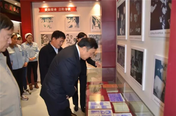 弘揚(yáng)勞模精神,趙夢(mèng)桃紀(jì)念館被中紡聯(lián)授予“愛國(guó)主義教育基地”